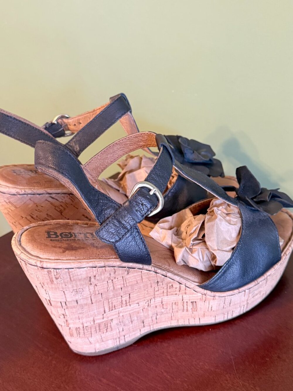 BORN Black Leather Flower Cork Wedge size 9 - Picture 4 of 5